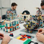 Vuxna som bygger Lego