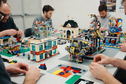 Vuxna som bygger Lego